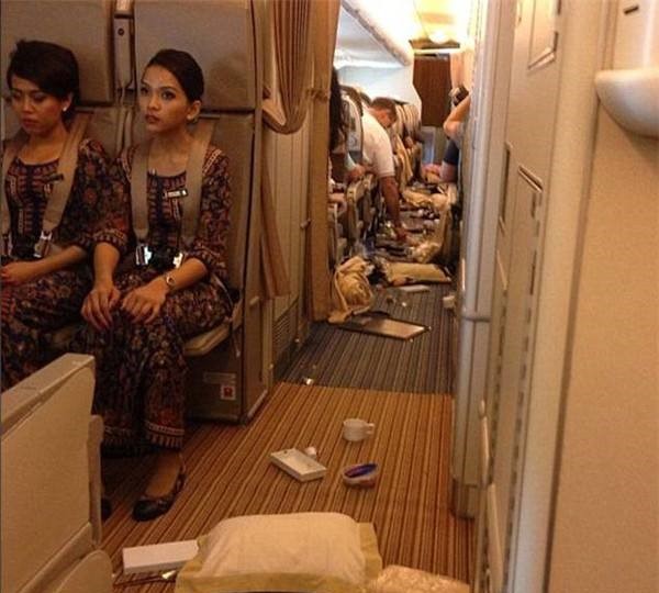 飞机遇气流颠簸后恢复正常,飞机遇到气流颠簸出事几率有好大