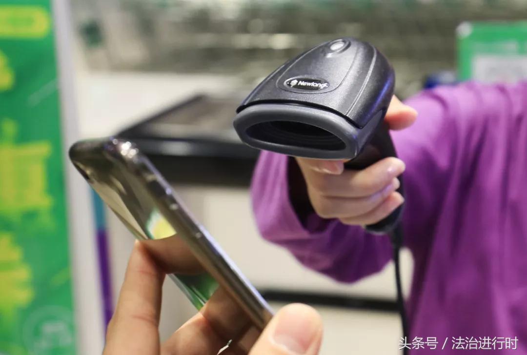 V早报：乘客专车内喝到尿滴滴：司机方便后未处理