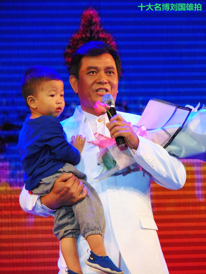 抱着个小孩，歌声还那么高亢，艺院老教授翁葵赢得满堂彩！