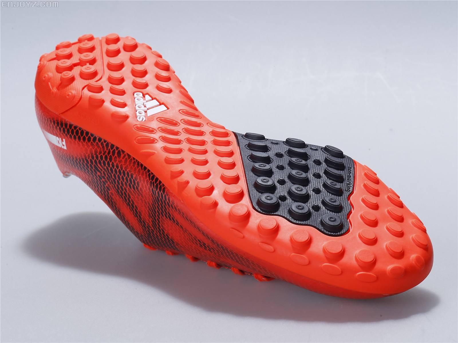 足球鞋鞋底都分为哪几样,一些常见的足球鞋的基本知识