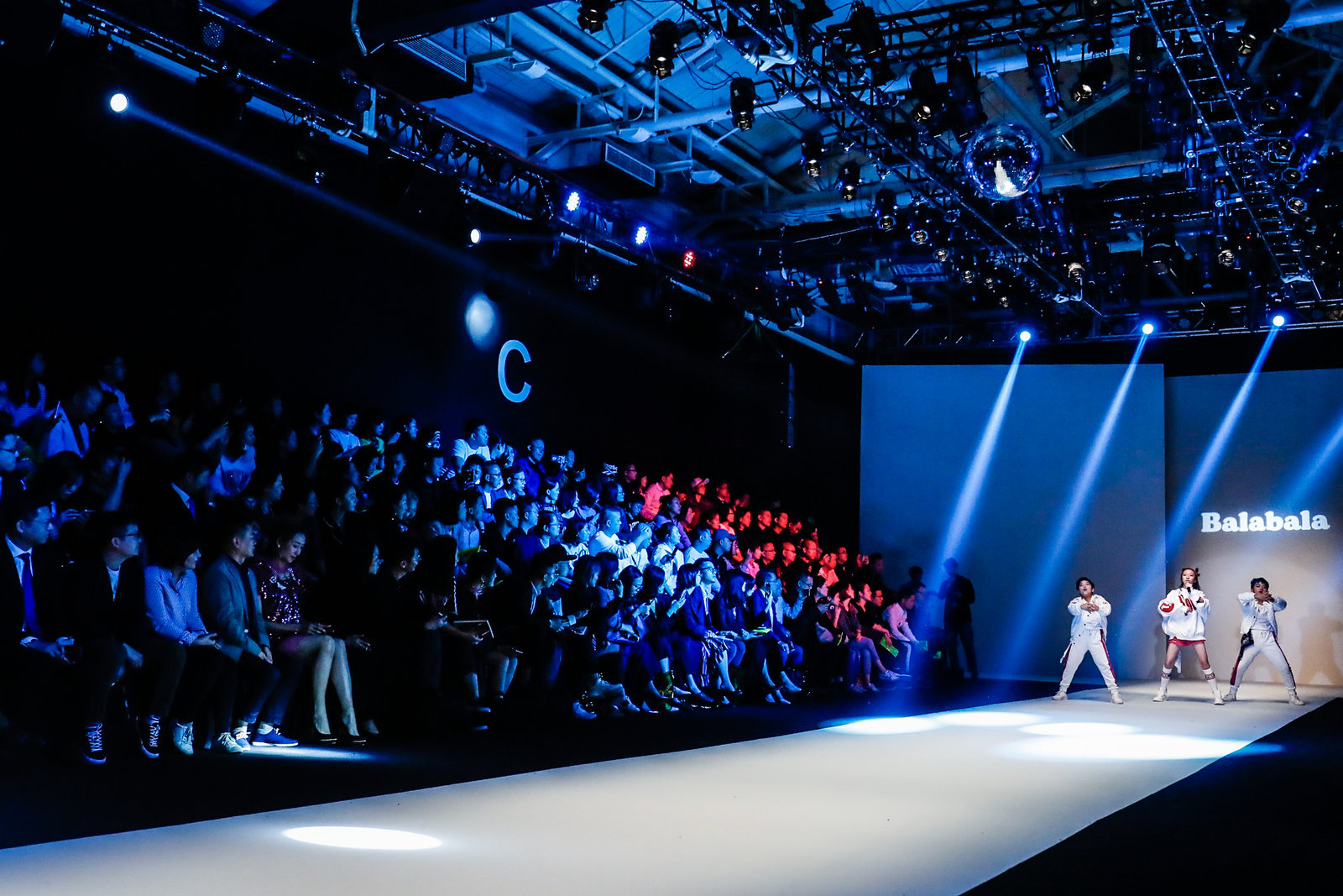 唐老鸭服装套装,巴拉巴拉官方视频唐老鸭