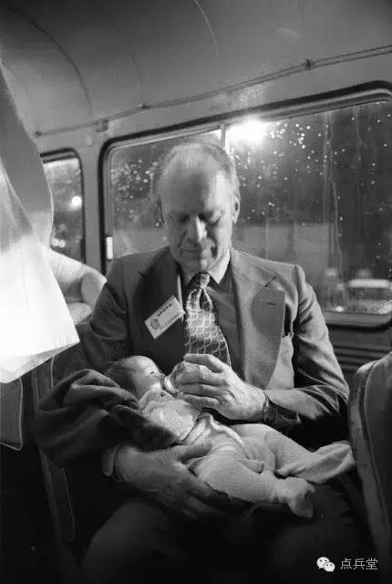 奶爸飞机抱娃,奶爸飞机带娃