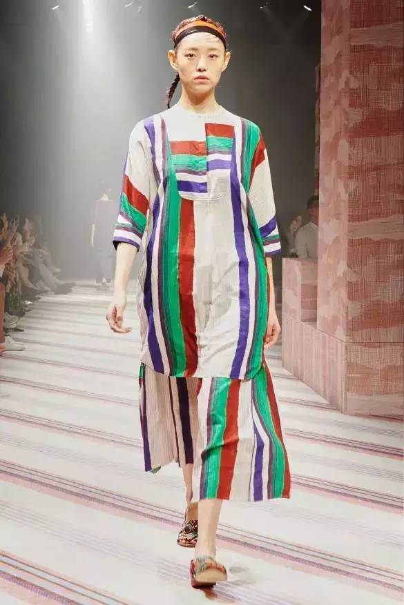 棉麻布料适合做什么款式的衣服,最时尚面料柔软的衣服