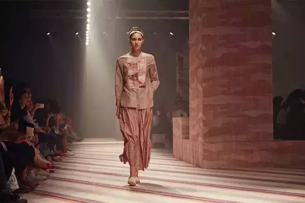 棉麻布料适合做什么款式的衣服,最时尚面料柔软的衣服