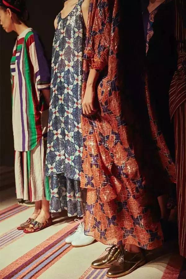 棉麻布料适合做什么款式的衣服,最时尚面料柔软的衣服