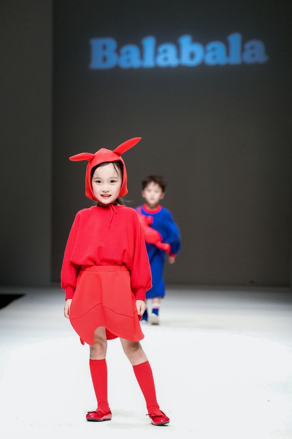 巴拉巴拉迪士尼t恤唐老鸭,巴拉巴拉唐老鸭羽绒服深蓝