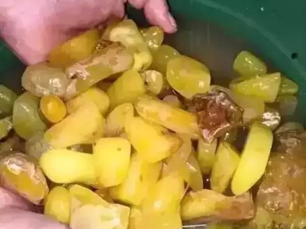 蜜蜡造假工厂：中国订单太多，锅炉都爆炸了！