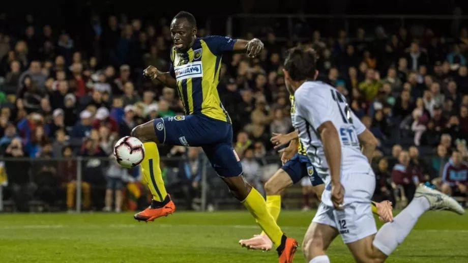 星周刊｜为梦想鼓掌！踢足球的飞人博尔特