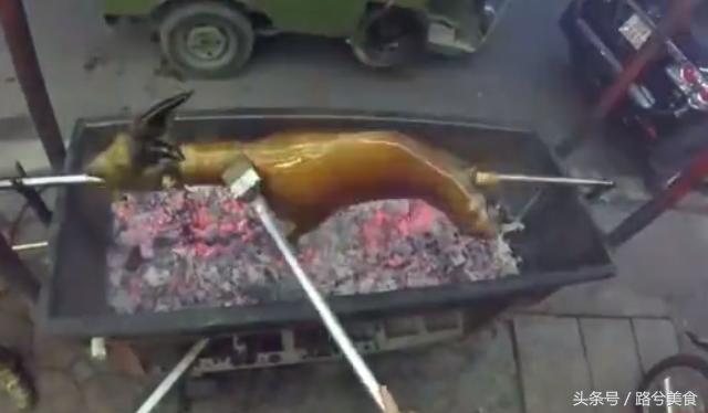 越南街头烤全羊,越南美食重口味烤全羊