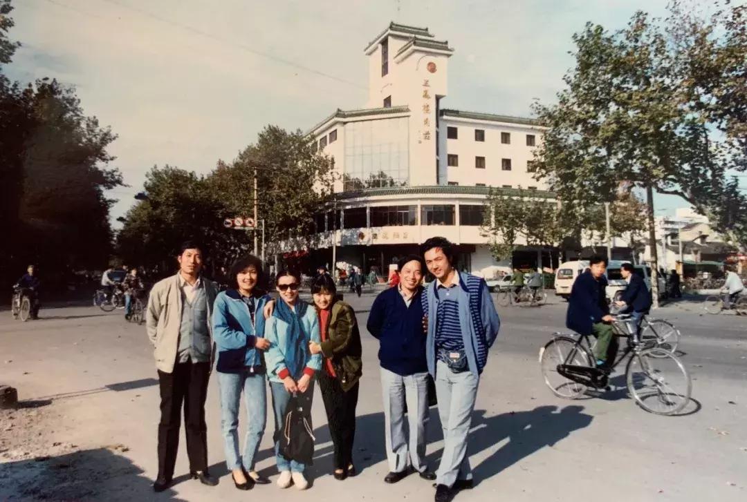 在无锡电视台打地铺，吃中萃面，李咏留在无锡的青春与爱情……