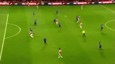 范佩西凌空抽射阿森纳是谁助攻,范佩西鱼跃冲顶和j罗的凌空抽射