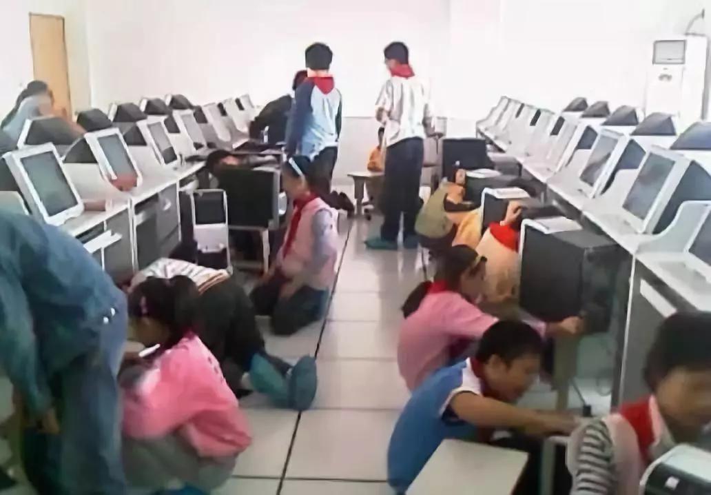 穿鞋套上课的日子－－你还记得吗？