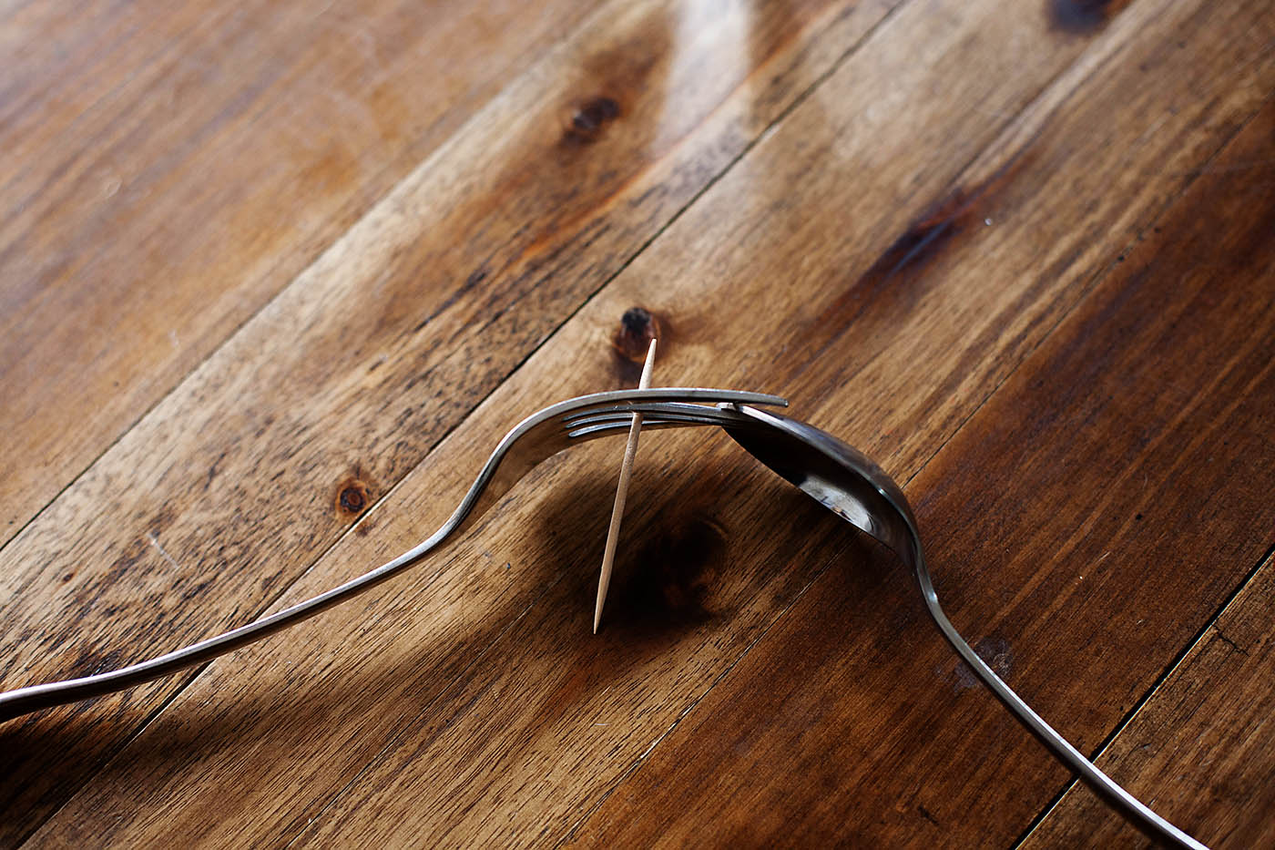 集会上最简单的魔术表演,集会魔术教学牙签