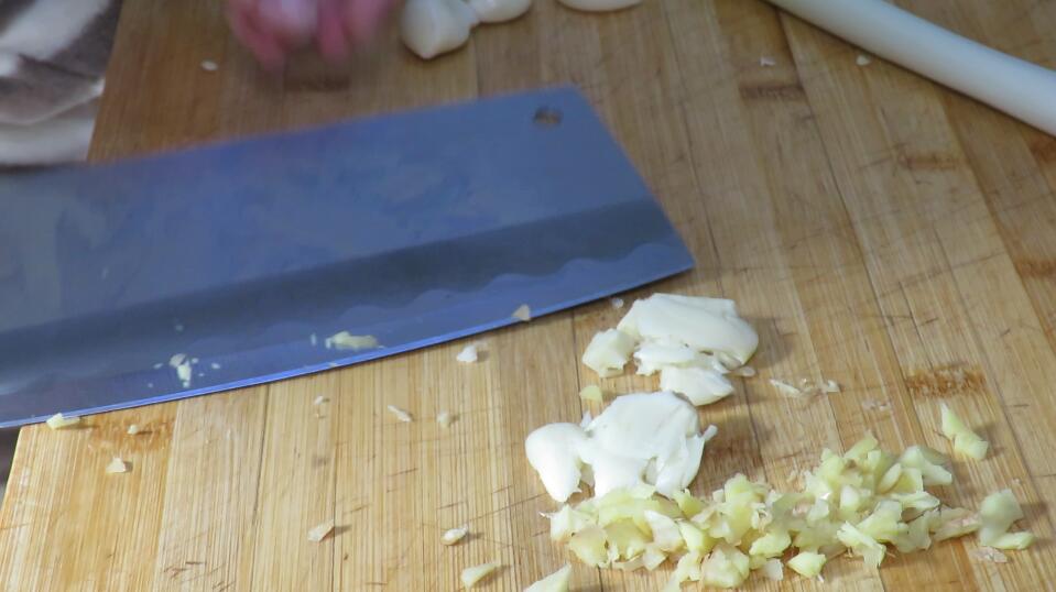 青椒猪肝要加酱油吗,青椒猪肝要不要过一下水