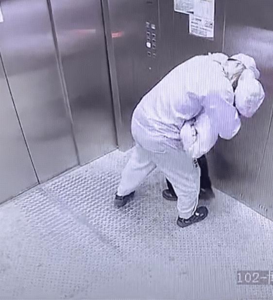 农村女孩进厂后遭领导电梯内“猥亵”，网友：别再说自己单身了