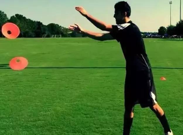 足球技巧踩单车,足球超燃踩单车过人