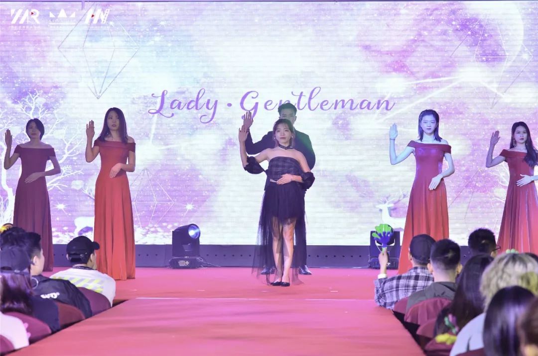 “筑梦华娱，致远未来”时代华娱第十一月总结大会