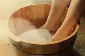 睡前泡脚是防脚寒的养生妙方,人泡脚的养生方法