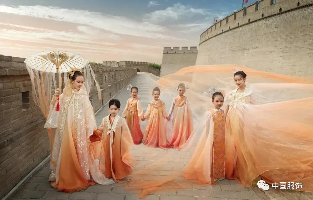 行业首发，JS蒋硕·肩上云×《中国服饰》杂志2021北京时装周上演汉服童装专场发布