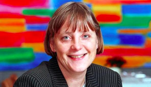 一套西装闯政界的德国总理，曾被嘲“灰老鼠”，低胸礼服惊艳全场