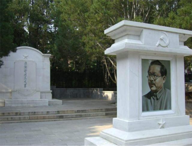 工作狂人任弼时，生命最后一刻还在工作，9个儿女只留下4人