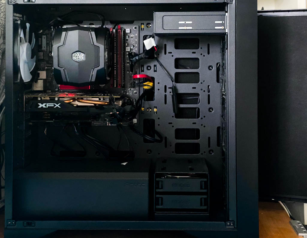 侧透机箱能装光驱,外置光驱在机箱外面放置的光驱