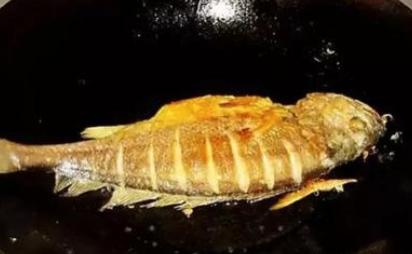 煎鱼时如何煎才不会粘锅呢,煎鱼不放油如何煎