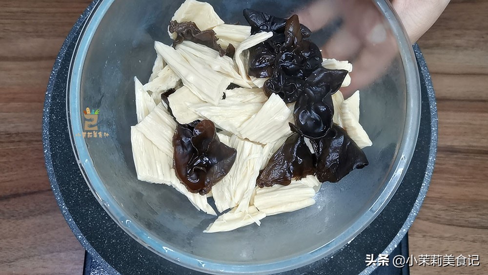 豆角别炒着吃了大厨教你特点做法,豆角怎么凉拌炒不黑