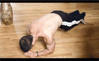 比钟南山还强！广西大爷102岁还在练哑铃，一身肌肉都是在家练的