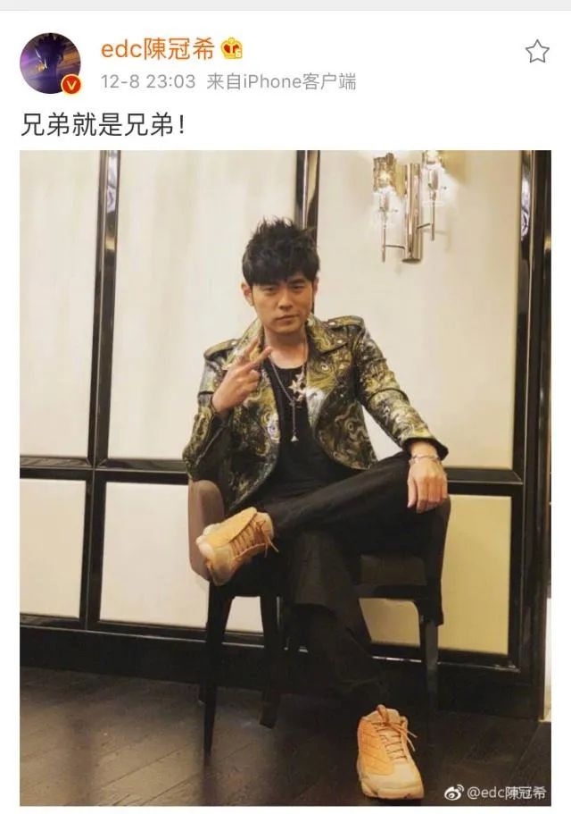 周杰伦发狗照片,周杰伦穿的彩虹鞋