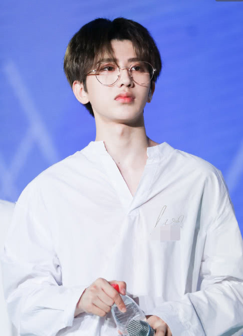 蔡徐坤打篮球动漫人物绘画,蔡徐坤打篮球超简单画法