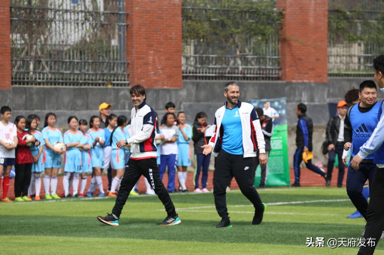 燃爆！巴乔、巴蒂、菲戈等世界足坛传奇齐聚天府新区，重现当年风采