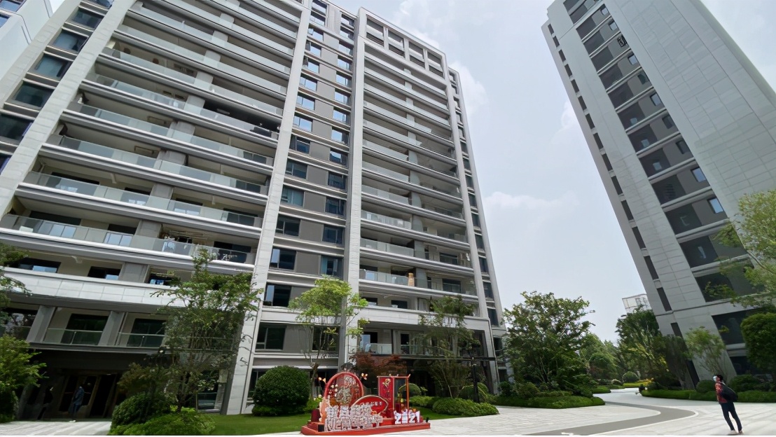 电梯因暴雨变水帘洞漏水,小区渗水地下室成水帘洞