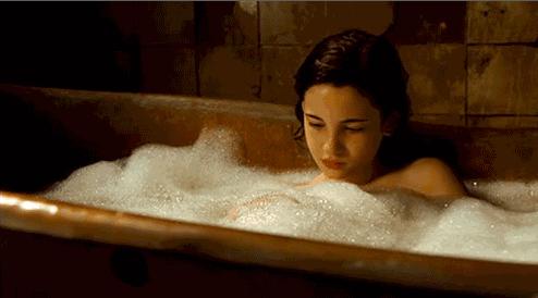 后背痘痘的成因及治疗