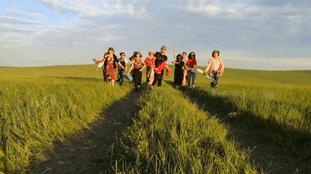 五一假期闺蜜去大兴安岭穷游,闺蜜自驾大草原