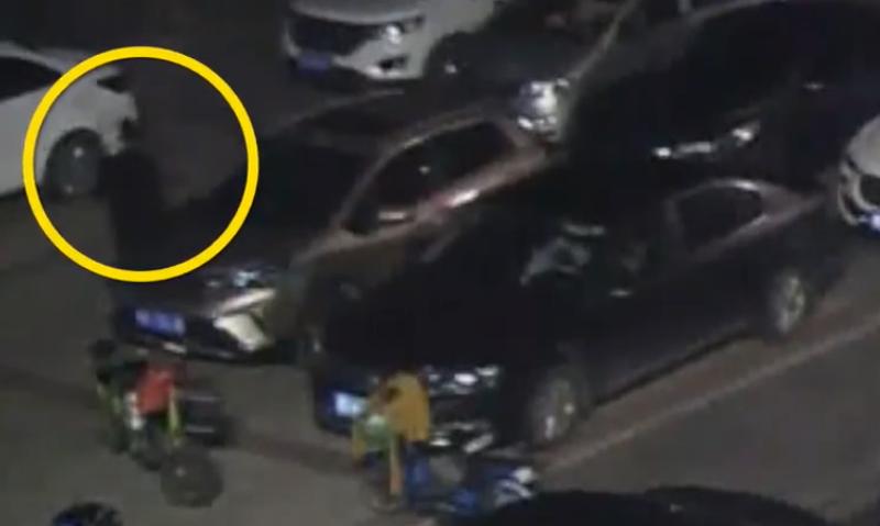 这次玩大了！广场舞大妈抢地盘刮花多车，威胁车主：别说没警告你