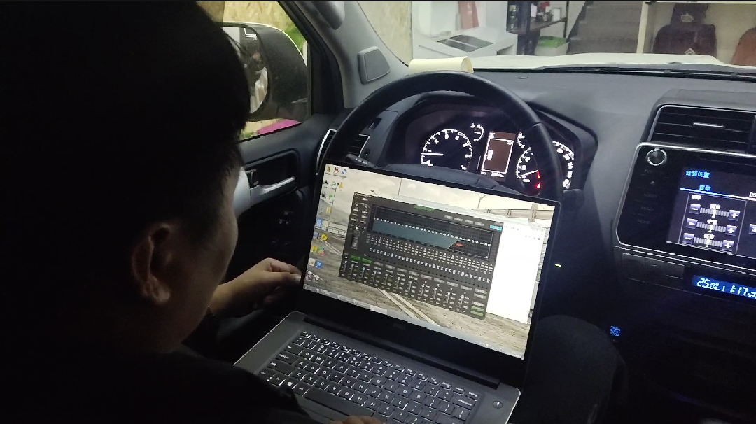 赤峰汽车音响改装鑫航改装丰田霸道升级四门隔音丹拿40周年喇叭