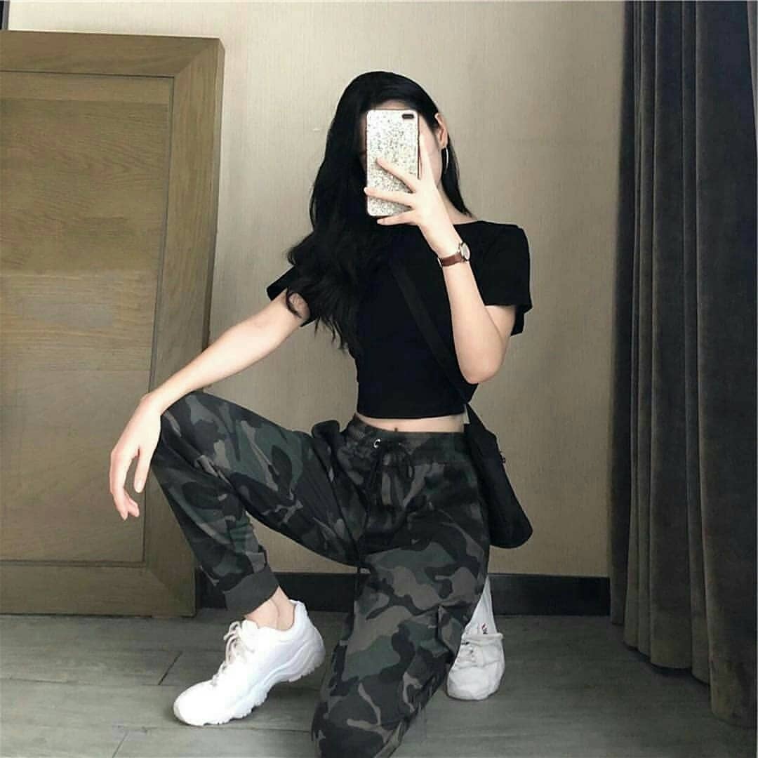 还在穿阔腿裤的你可能不知道，时髦精都悄悄穿起了束脚裤和背带裤