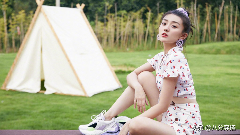 梁洁的穿衣风格,梁洁蓝色吊带裙