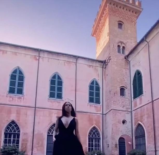 疫情期间住古堡，国外普通女大学生迅速成百万网红，获千万点赞