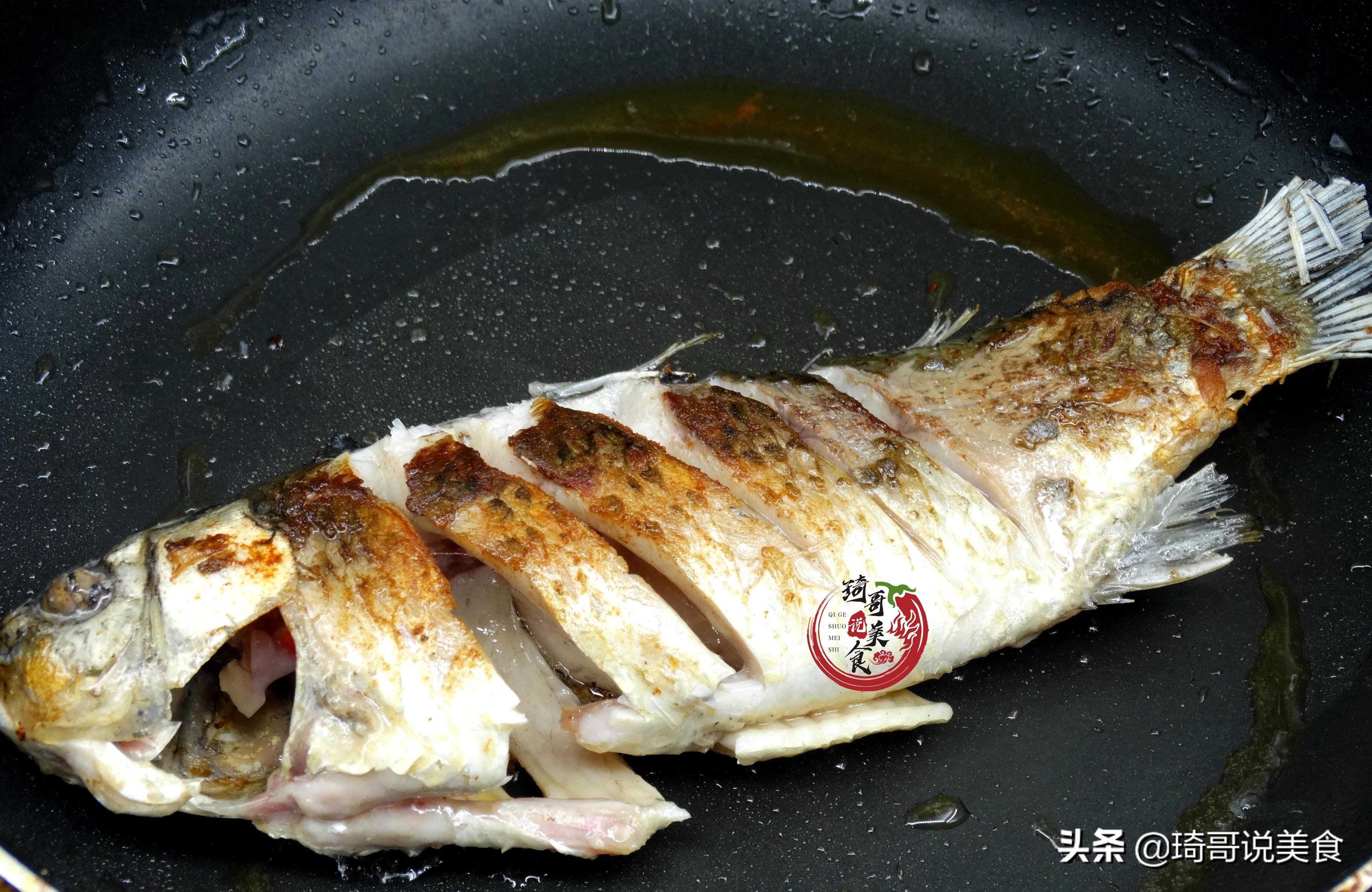 煎鱼入味又不破皮全靠这招,煎鱼不粘锅不破皮的正确做法