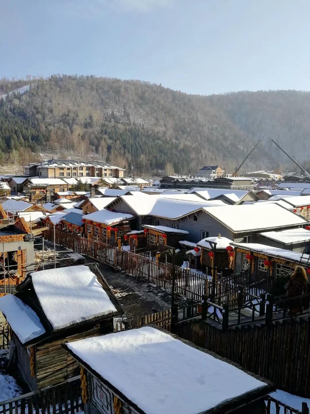 小小双峰冷凝紫气，壮美山河雪掩行踪