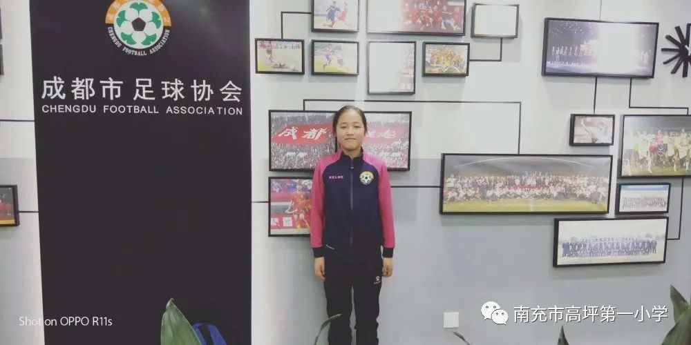 绿茵场上挥洒汗水享用足球的快乐,三亚足球小将在绿茵场上挥洒汗水