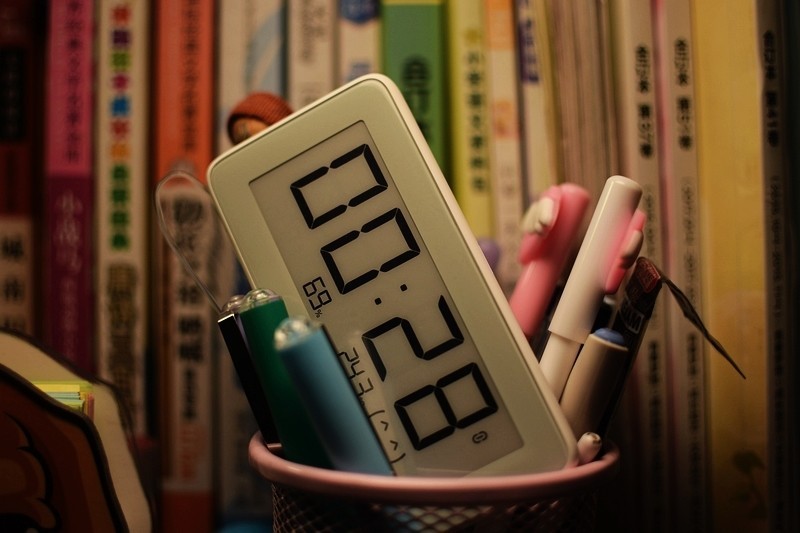 米家温湿监测电子表怎么调时间,米家温湿度电子表调时间