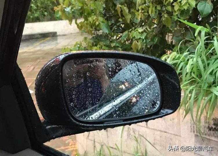 下雨天后视镜老是模糊不清怎么办,车内中间后视镜模糊不清晰怎么办