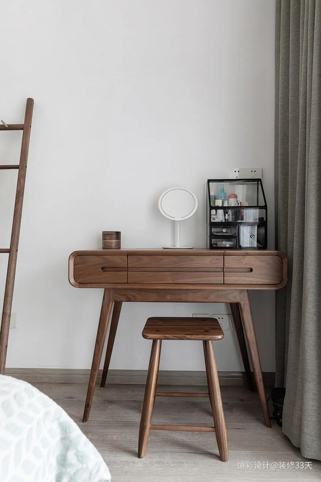 明清家具在现代家庭摆放,原木色古代家具摆放