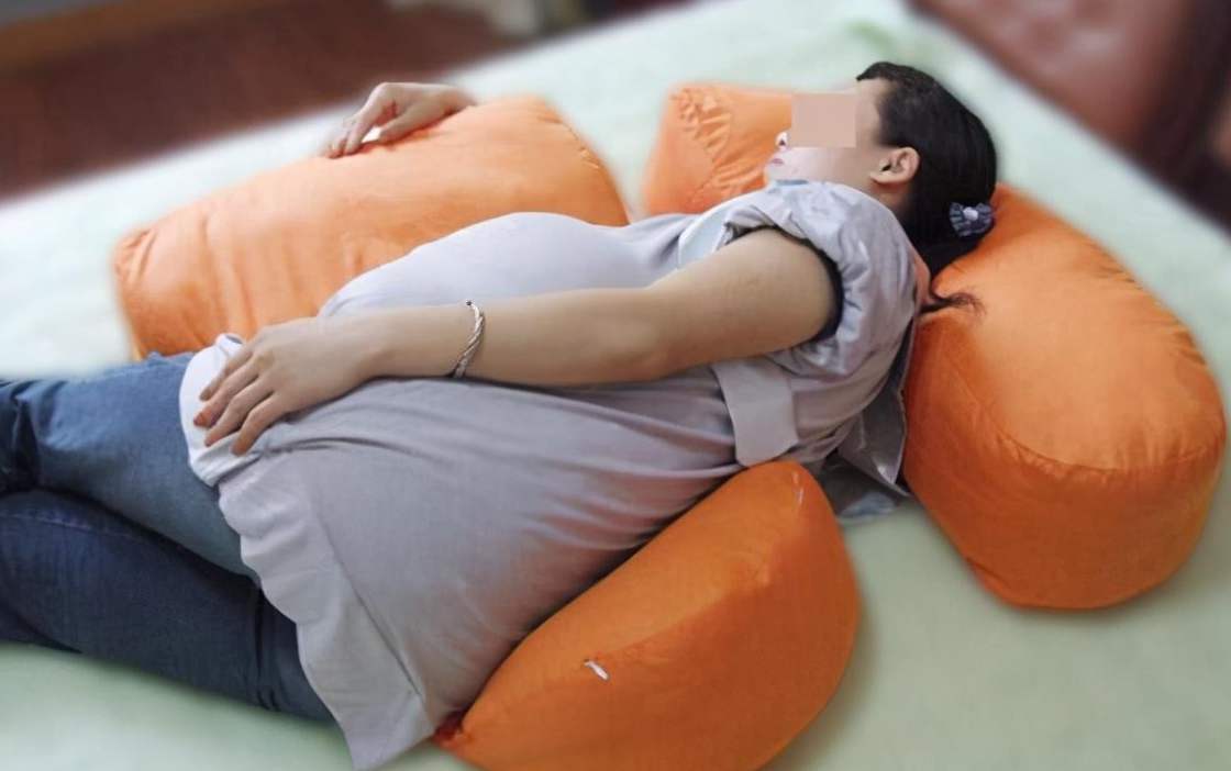 孕期的这2种“睡姿”，准妈妈要尽量避免，胎儿很难受