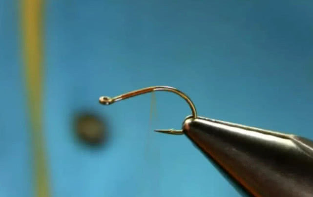 它是一种钓鱼的用具，更像是一件艺术品，国外叫飞绳我们叫毛钩