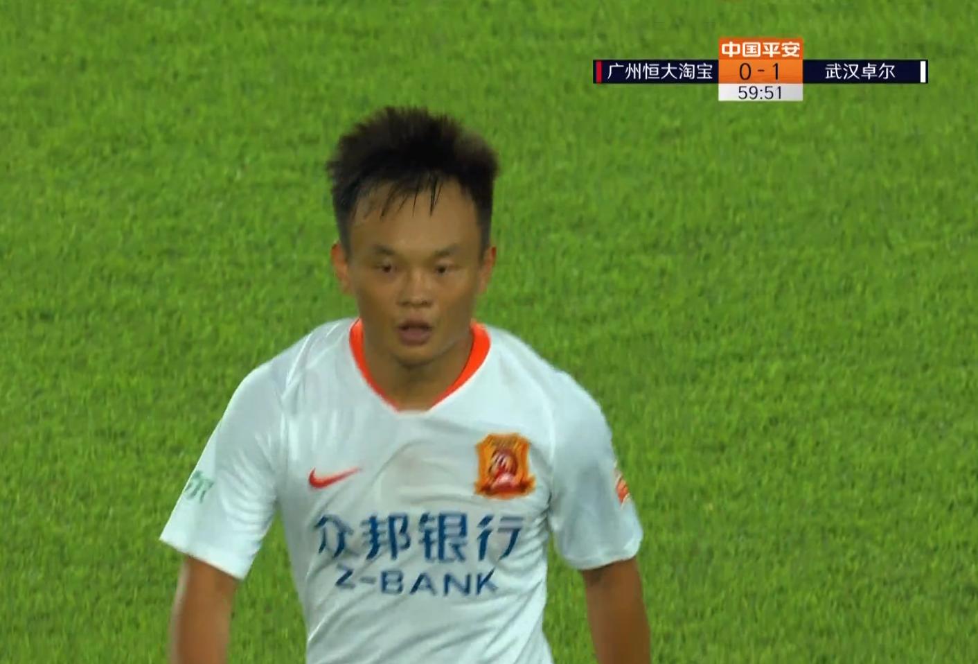 中超黑马客场领先恒大！远征球迷瞬间沸腾，卡帅连换3人拼了