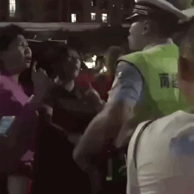 向民警喷射辣椒水,妨碍执法大妈被喷辣椒水